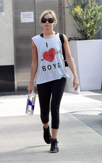 23iar2e - Ashley Tisdale