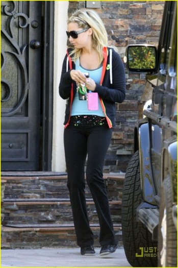 24axu8j - Ashley Tisdale