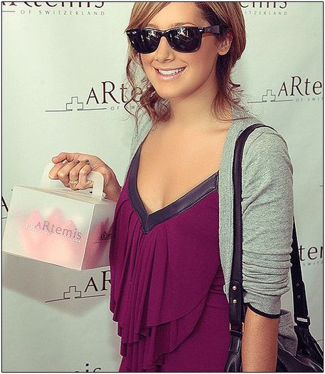 33a8j9x - Ashley Tisdale