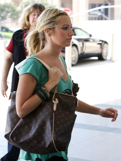 f2sx6v - Ashley Tisdale