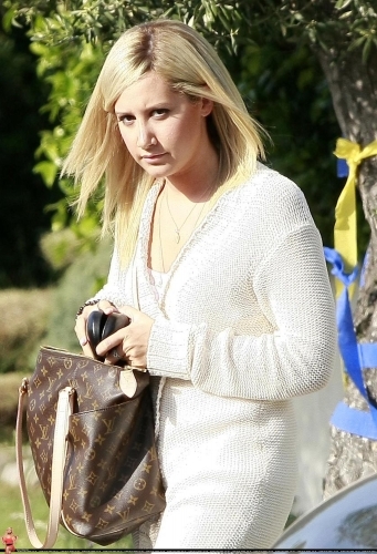 fb9kee - Ashley Tisdale
