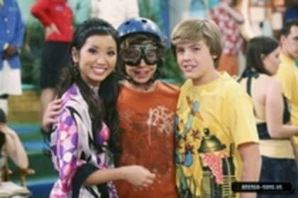 NTVWGGDFISJNLQCLRXU - Brenda Song