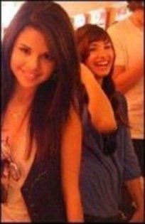 DWUBJFMOQGMAVHAKXTU - demi  si selena