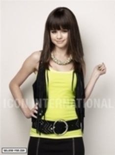 JQQODMRVJEKLYMVTGHL - Selena Gomez este ce mai bine imbracata adolescenta a anului 2009