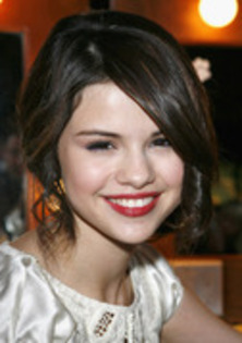 CVANWMFTYPYOXLUOLBS - selena gomez