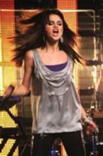 HBEFIHGUQTJATRKYROD - selena gomez