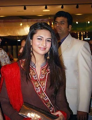10170425_VMTXJWIYW - Divyanka Tripathi