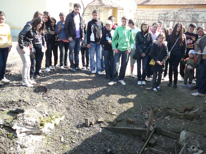 P1160672 - Un grup de elevi in vizita la mester si in zona descoperirilor arheologice