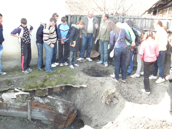 P1160673 - Un grup de elevi in vizita la mester si in zona descoperirilor arheologice