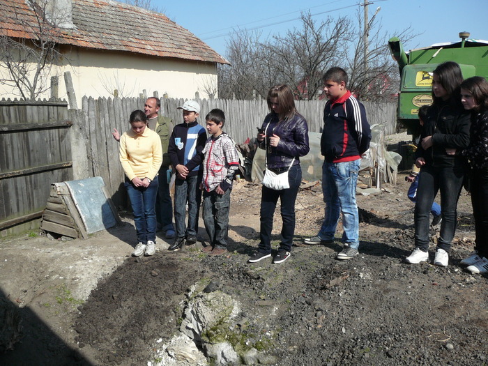 P1160678 - Un grup de elevi in vizita la mester si in zona descoperirilor arheologice