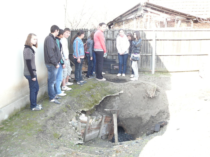 P1160679 - Un grup de elevi in vizita la mester si in zona descoperirilor arheologice