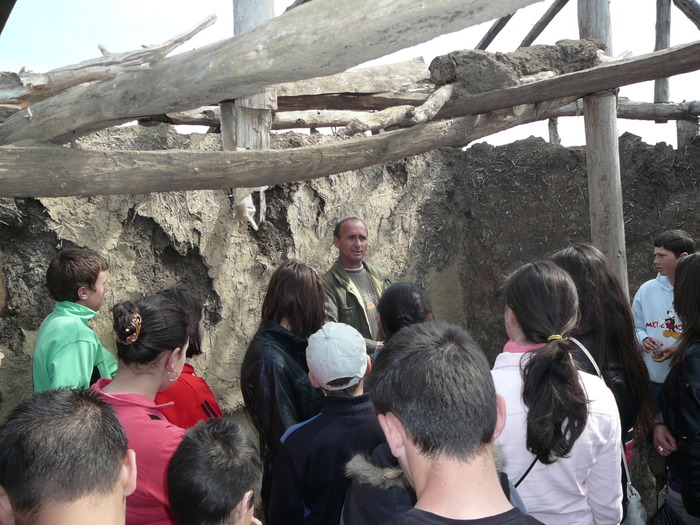 P1160727 - Un grup de elevi in vizita la mester si in zona descoperirilor arheologice