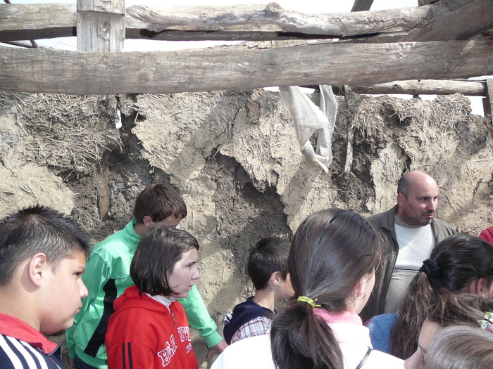 P1160731 - Un grup de elevi in vizita la mester si in zona descoperirilor arheologice