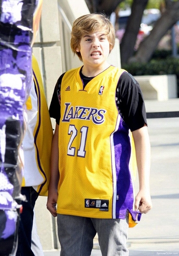 Tot pe Cole il plac mai mult :) - Gemenii Sprouse - Dylan Sprouse