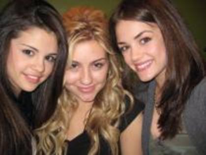 CJHUKNABBOSZKNHAIWK - selena gomez