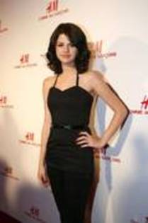 OCPQUUAKIFNGQTHMMRB - selena gomez
