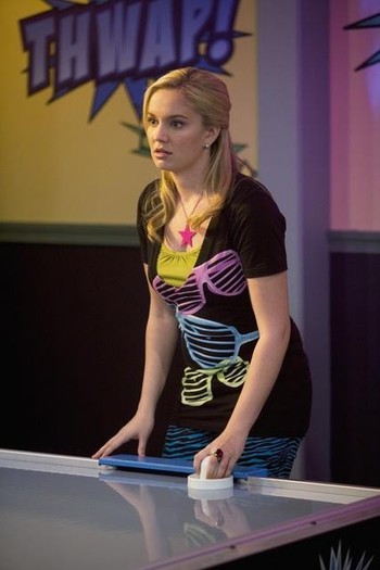 tiffany-thornton-in-una-scena-dell-episodio-sonny-with-a-chance-of-dating-di-sonny-tra-le-stelle-116 - Tiffany Thornton
