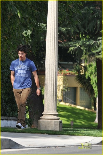 Nick-Jonas-It-s-A-Beautiful-Day-in-the-Neighborhood-nick-jonas-11119430-814-1222