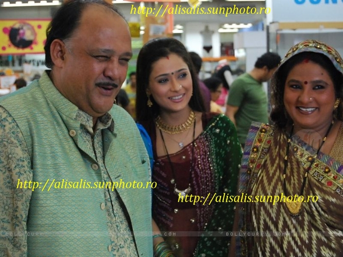 33285-sadhna-with-her-mamaji-and-mamiji