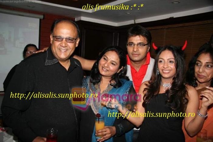 normal_Alok Nath, Ashita Dhawan at Ashita Dhawan_s Birthday Bash on 22nd May 2009 (2)