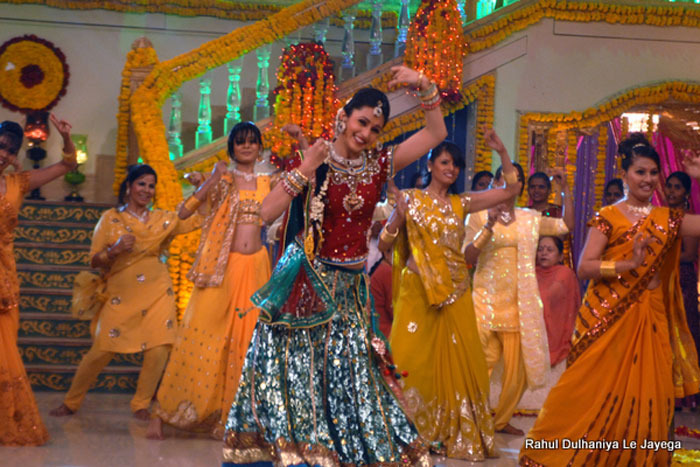12588222_OXXUHKNSA - Divyanka Tripathi