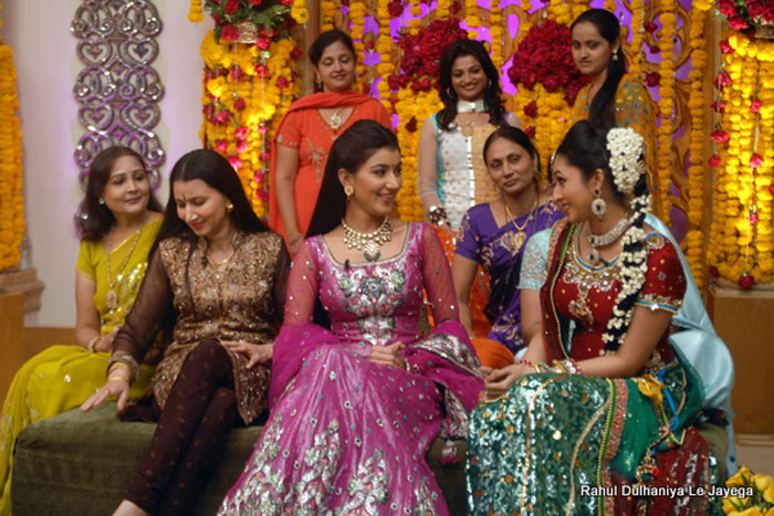 12588325_HWIIWKWUW - Divyanka Tripathi
