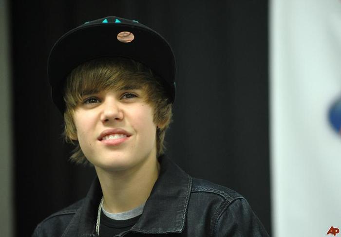 justin-bieber-2009-12-11-20-41-48