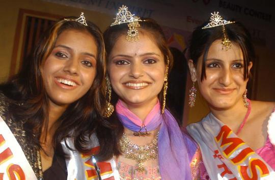 294pj55 - Rubina Dilaik--Radhika a fost Miss Shimla 2006