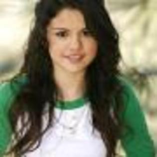 Selena_Gomez_1247296476_0[1]