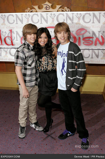 dylan-sprouse-brenda-song-and-cole-sprouse-uez2cS - Zack si Cody mari