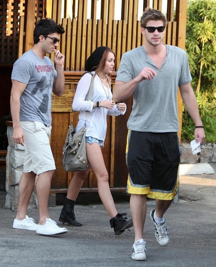 Miley+Cyrus+Liam+Hemsworth+Double+Date+5dNPQQS_rMOl - Miley Cyrus And Liam Hemsworth On A Double Date