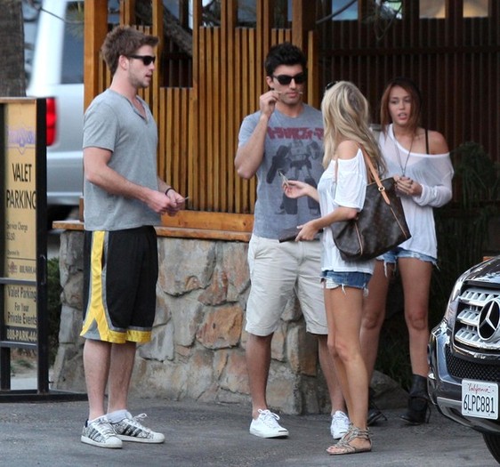 Miley+Cyrus+Liam+Hemsworth+Double+Date+9bmgE46BJ9ol