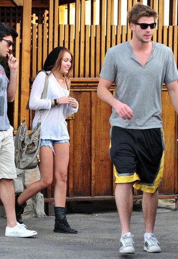 Miley+Cyrus+Liam+Hemsworth+Double+Date+Fpr4by_x4nql - Miley Cyrus And Liam Hemsworth On A Double Date