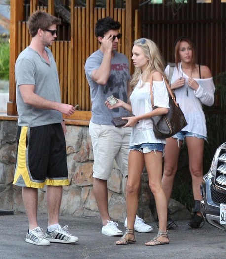 Miley+Cyrus+Liam+Hemsworth+Double+Date+GdZbdniE9DPl - Miley Cyrus And Liam Hemsworth On A Double Date