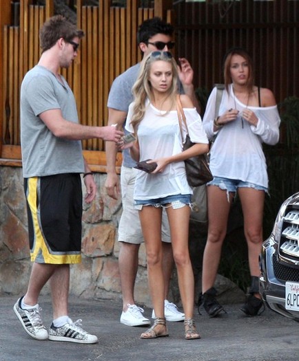 Miley+Cyrus+Liam+Hemsworth+Double+Date+Is-oKH1Yj7hl - Miley Cyrus And Liam Hemsworth On A Double Date