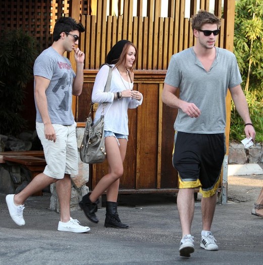 Miley+Cyrus+Liam+Hemsworth+Double+Date+zJwvXcmrcoil - Miley Cyrus And Liam Hemsworth On A Double Date