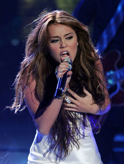 Miley-Cyrus_COM_AmericanIdol_WhenILookAtYouPerformance_24March2010_01 - American Idol - March 24th 2010