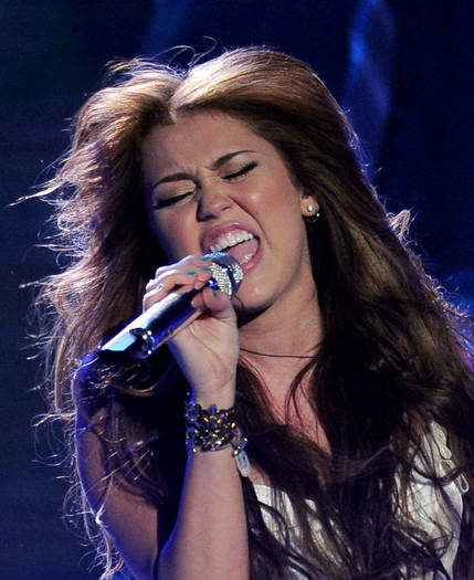 Miley-Cyrus_COM_AmericanIdol_WhenILookAtYouPerformance_24March2010_02 - American Idol - March 24th 2010