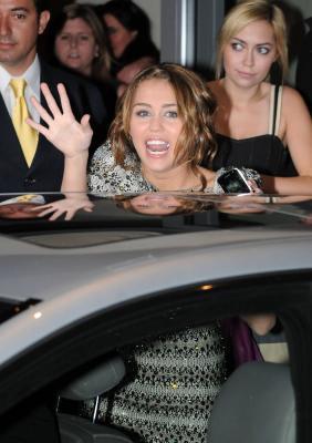 normal_02 - Leaving London Hotel to go Premiere April 23 2009