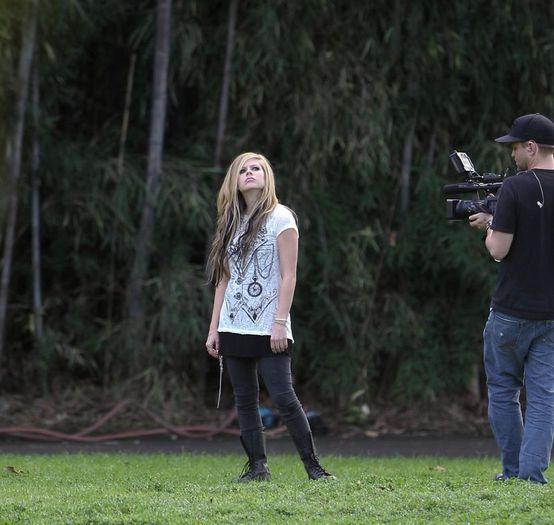 avril-lavigne-On-the-set-of-Alice-avril-lavigne-10148710-800-758 - avril lavigne