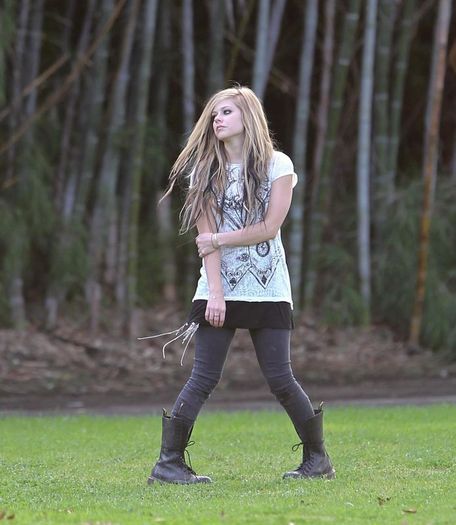 avril-lavigne-On-the-set-of-Alice-avril-lavigne-10148720-694-799 - avril lavigne