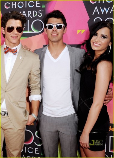 Jonas-Brothers-Kids-Choice-Awards-2010-with-Girlfriends-nick-jonas-11135792-882-1222 - Kids Choice Awards With GIRLFRIENDS