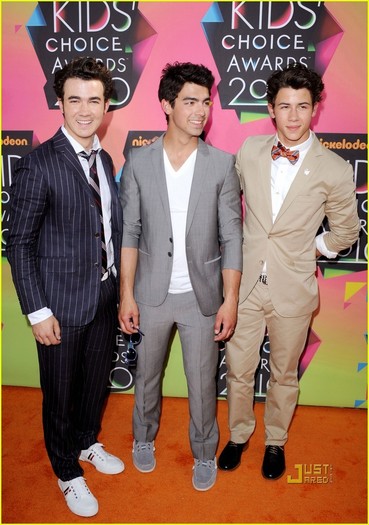 Jonas-Brothers-Kids-Choice-Awards-2010-with-Girlfriends-nick-jonas-11135793-860-1222 - Kids Choice Awards With GIRLFRIENDS