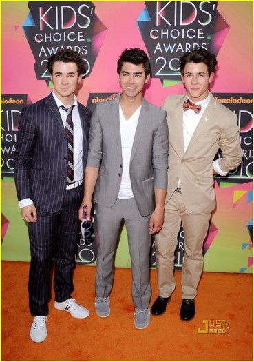 Jonas-Brothers-Kids-Choice-Awards-2010-with-Girlfriends-nick-jonas-11135795-859-1222 - Kids Choice Awards With GIRLFRIENDS