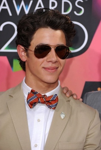 KCA-2010-3-27-nick-jonas-11150503-407-600