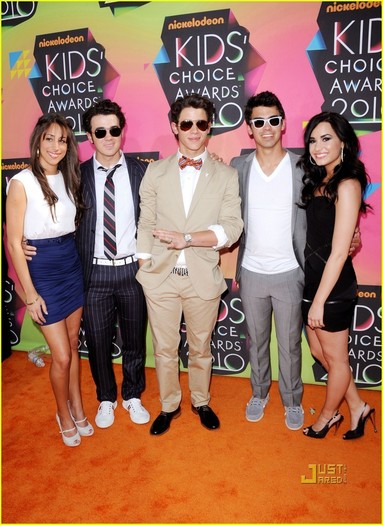 Jonas-Brothers-Kids-Choice-Awards-2010-with-Girlfriends-nick-jonas-11135788-892-1222 - Kids Choice Awards With GIRLFRIENDS