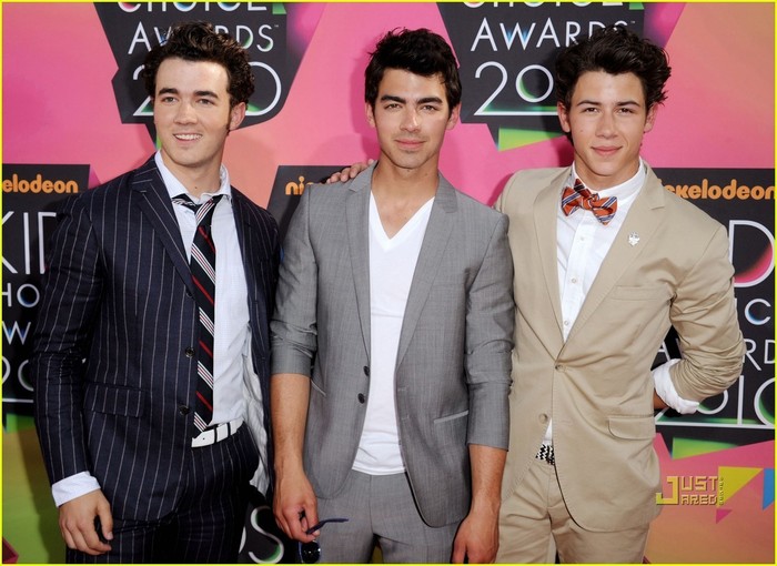 Jonas-Brothers-Kids-Choice-Awards-2010-with-Girlfriends-nick-jonas-11135790-1222-890 - Kids Choice Awards With GIRLFRIENDS