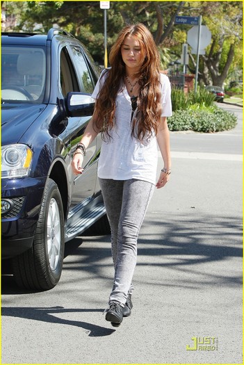10 - Out and About In Toluca Lake March 11 2010-00