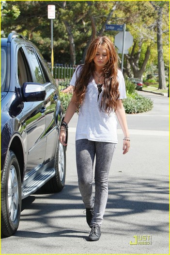 1 - Out and About In Toluca Lake March 11 2010-00