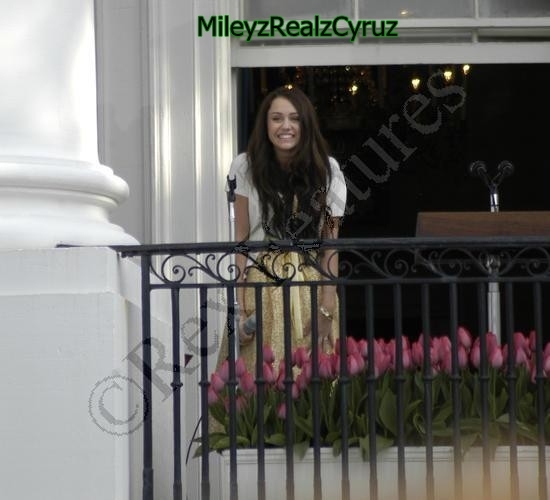 miley-cyrus_dot_com-eastereggroll-whitehouse-2007apr9-003